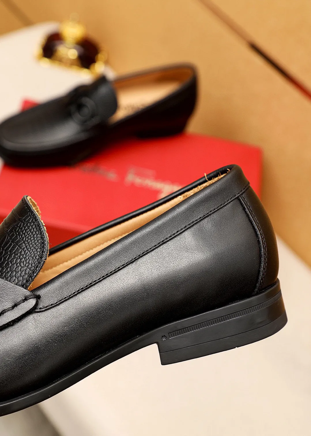 Men's shoes 💰480💰 💐 Product trademark: Ferragamo "Ferragamo" casual leather shoes Regular size: 38-44 (45🉑️customized) Product materials: Selected imported first-layer calfskin embossed upper + luxury hardware buckle, imported water-dyed cow leather lining. Strong three-dimensional visual effect, original outsole color: 1⃣️color optional